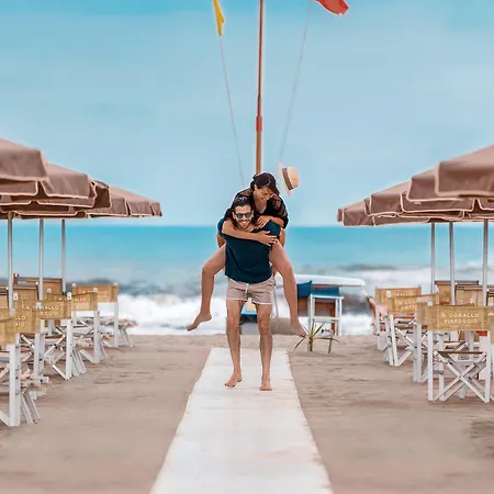 فندق Esplanade 4*